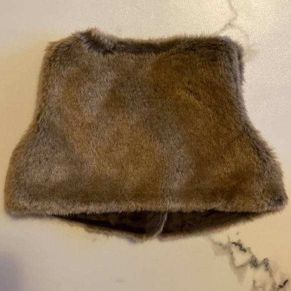 Old Navy Cropped Brown Faux Fur Vest 0-3 months - Picture 4 of 4